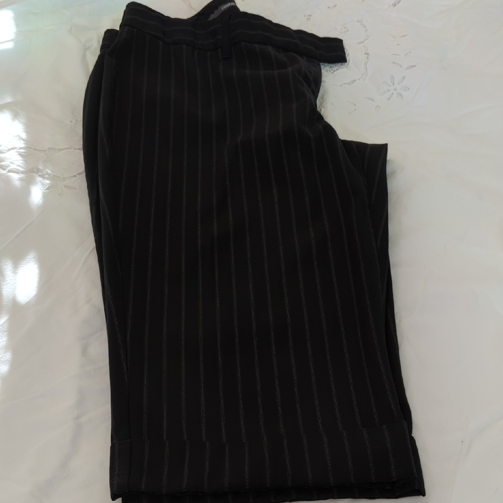 Express Black Pinstriped Women's Capris